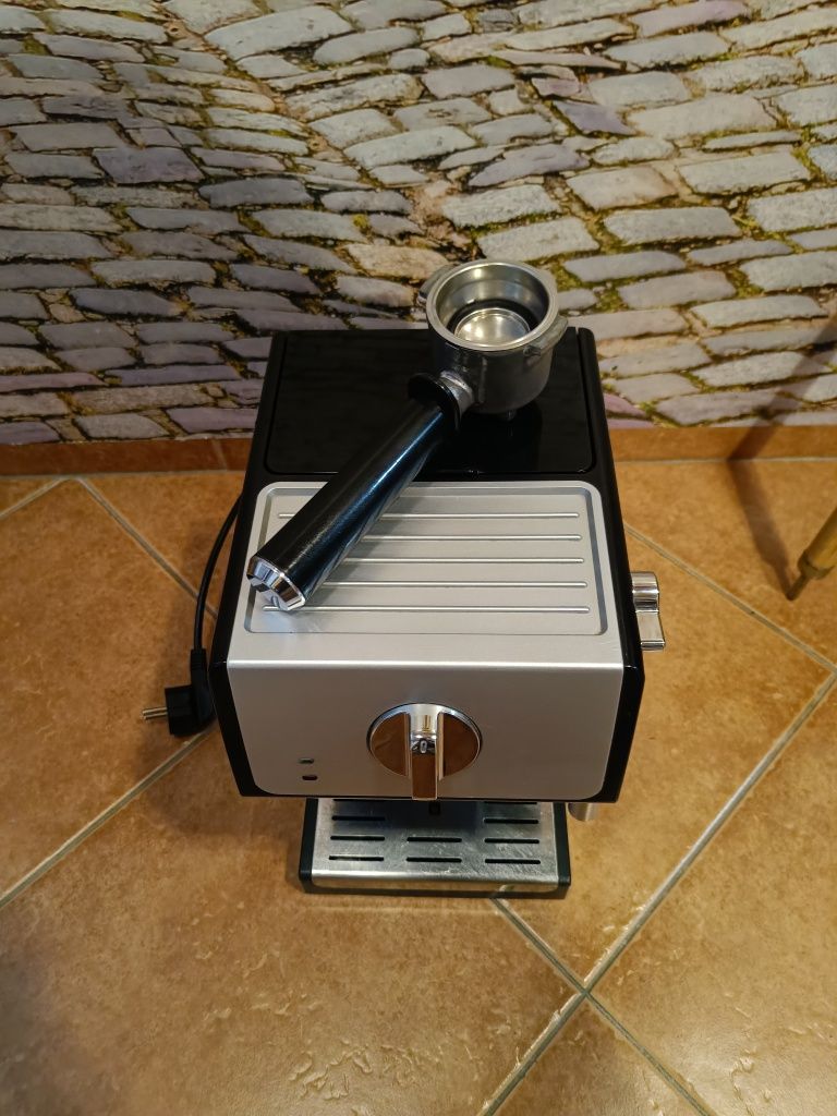 Ekspres kolbowy DeLonghi ECP33.21