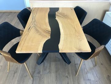 Dębowy stół z 4 krzesłami