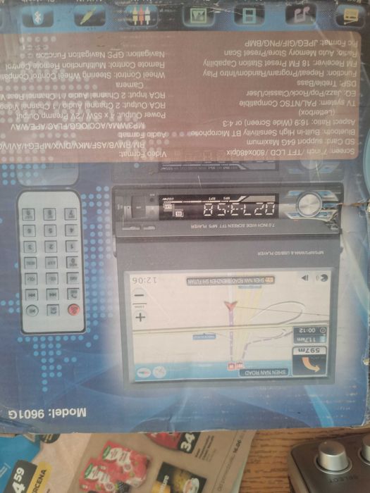 Radio z wysuwanym panelem