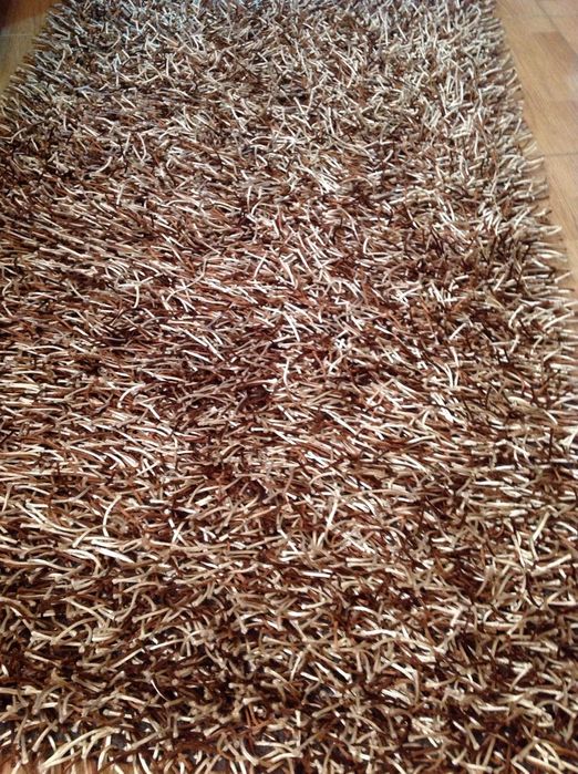 2 Tapetes com pelo castanho e bege