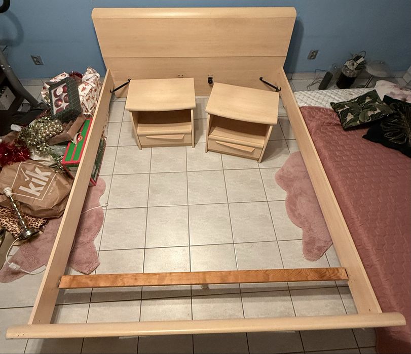 Lóżko z 2 szafkami nocnymi