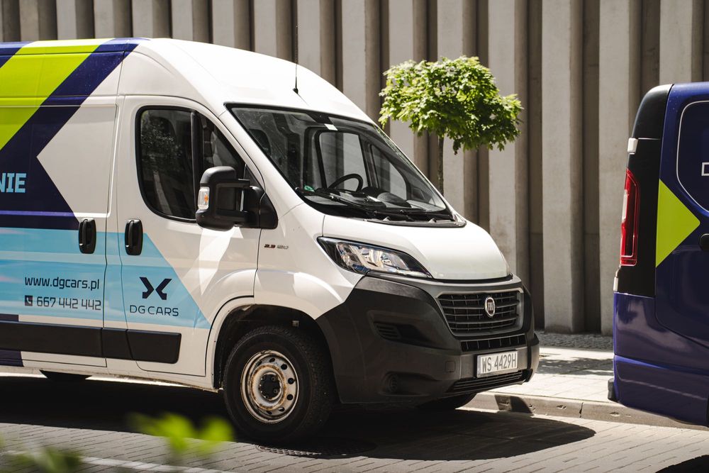 Wypożyczalnia samochodów dostawczych, wynajem busów, 9-osobowy DG Cars