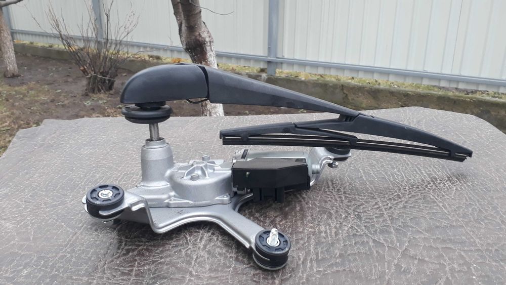 Моторчик дворников крышки зад toyota rav4 (с дворником) /Ляда