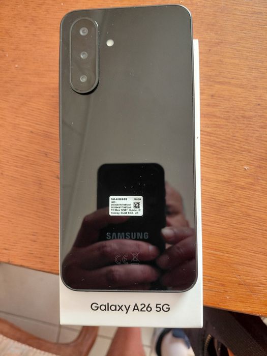 Samsung A26 128g  igual a novonovo. Fatura é garantia 3 anos.