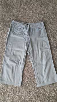 Błękitne spodnie jasne cienkie do połowy łydki szlufki na pasek r S/M
