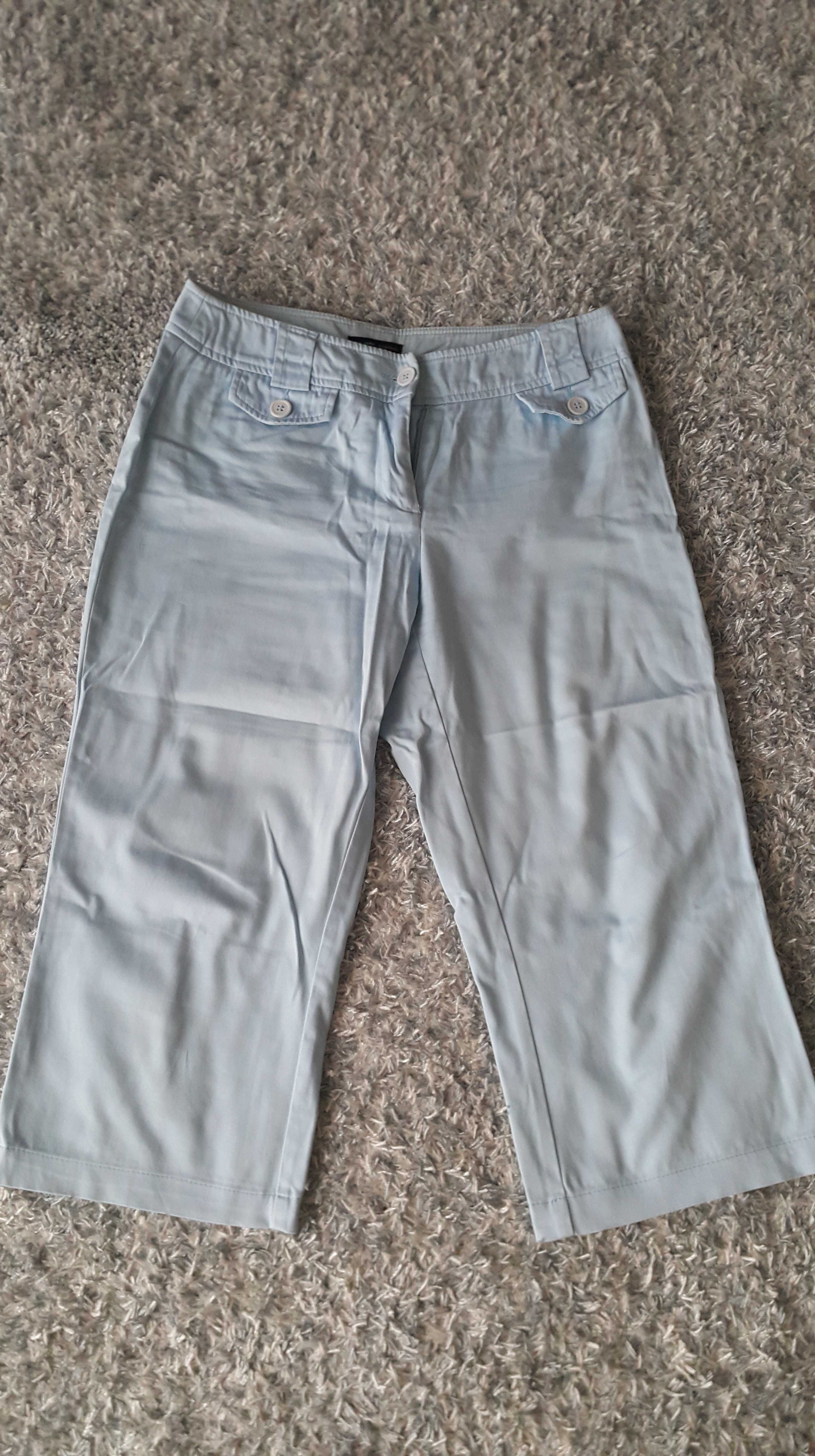 Błękitne spodnie jasne cienkie do połowy łydki szlufki na pasek r S/M