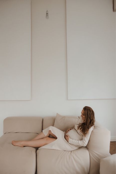 Сукня бежевого кольору можна для вагітних