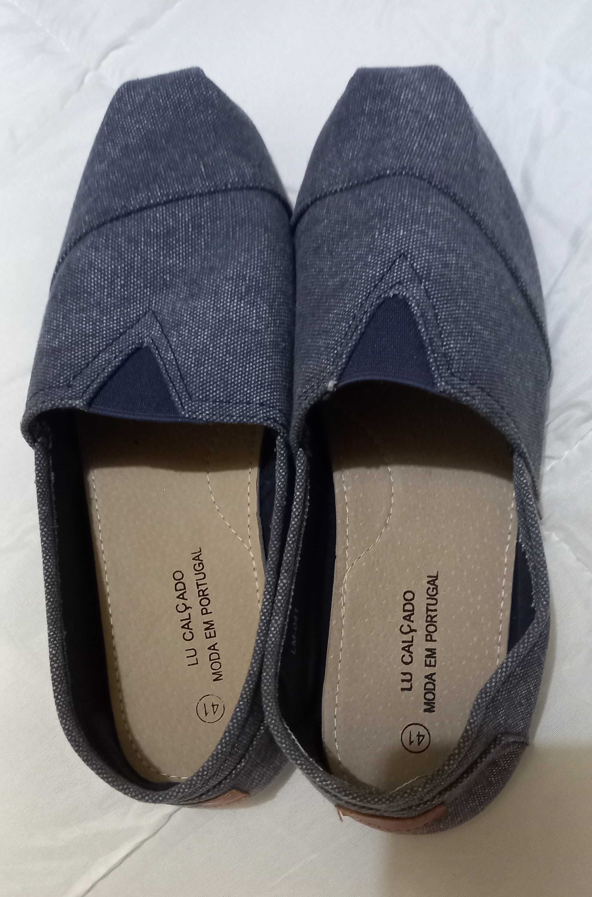 Sapatos em pano com sola em borracha