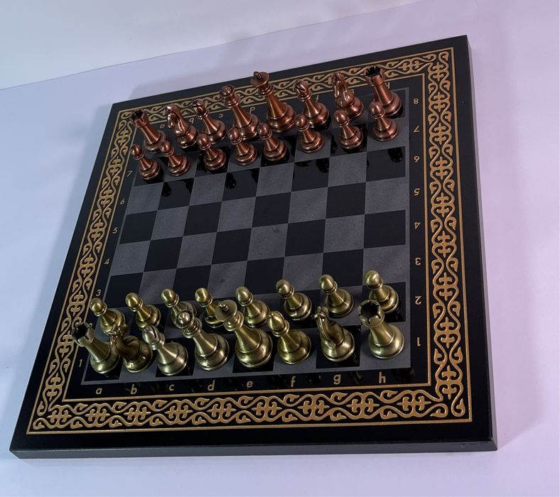 Шахмати з чорного каменю