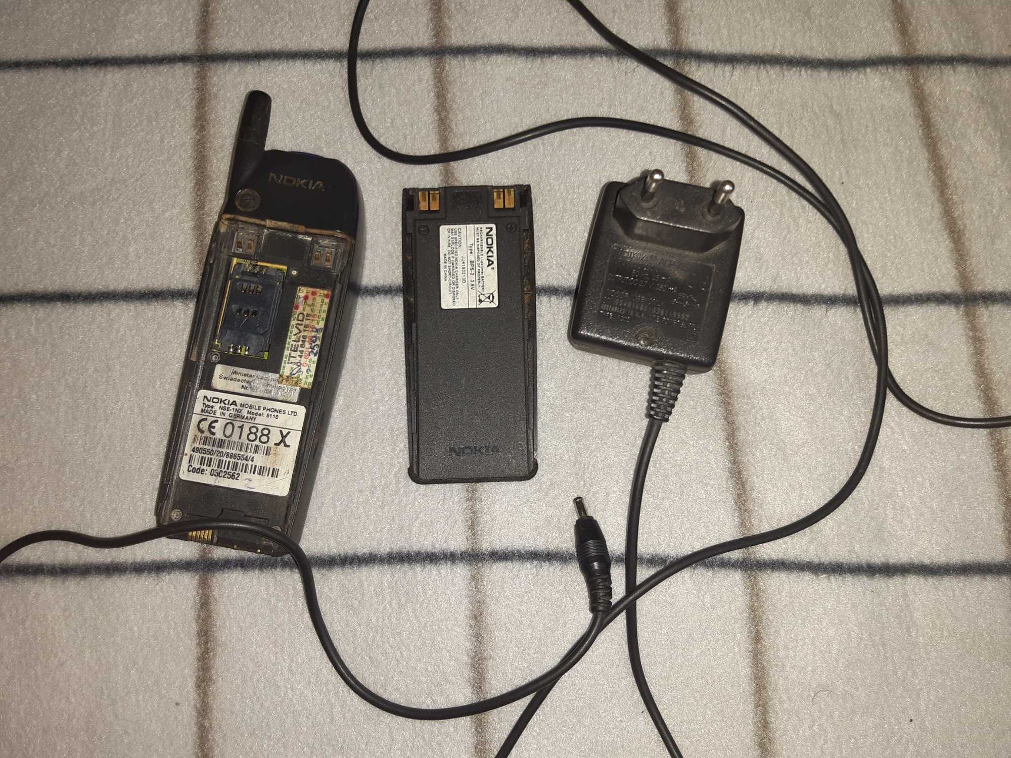 NOKIA 5110 z oryginalną ładowarką, kolekcjonerska, ok 27 letnia.