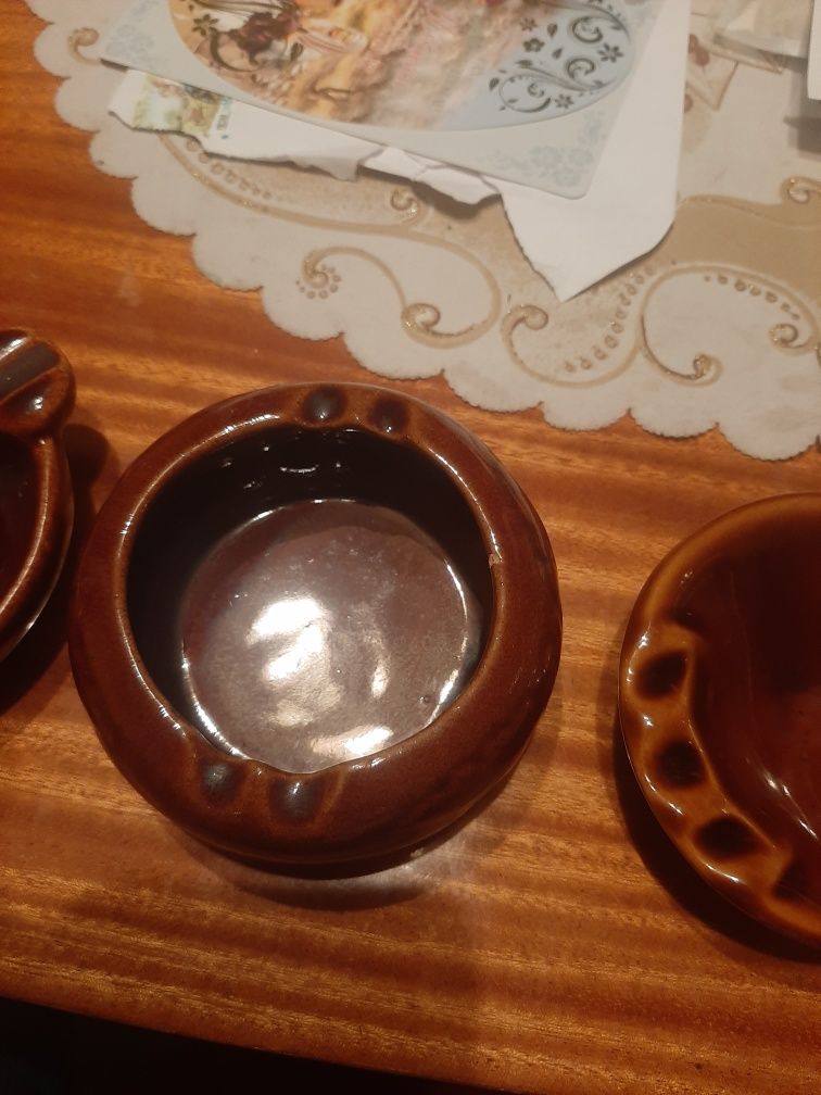 3    popielniczki     w ładnym stanie   nie  uszkodzone
