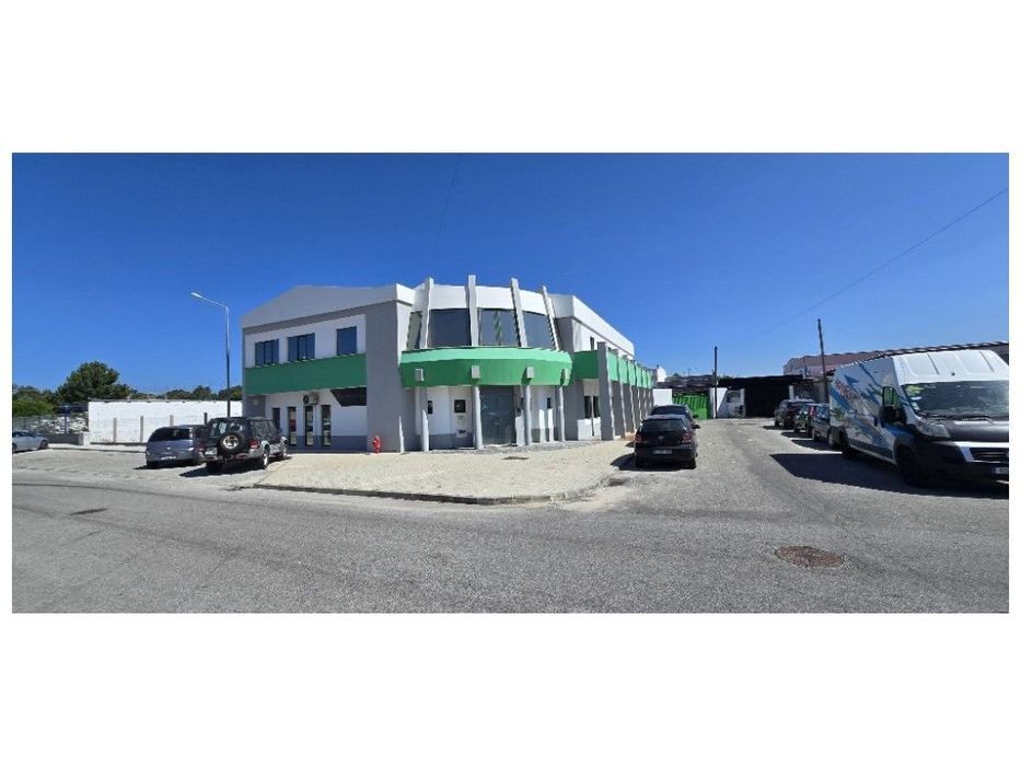 ARMAZÉM Industrial (+ Lote p/ construção)