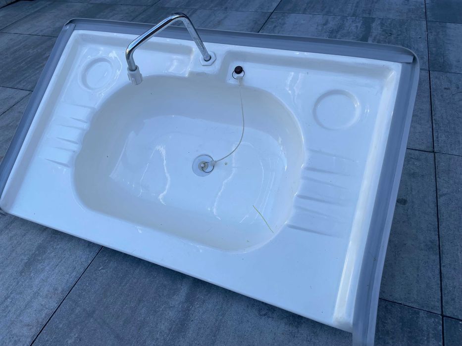 Umywalka z laminatu z kranem. Kamper, przyczepa kempingowa N126NT