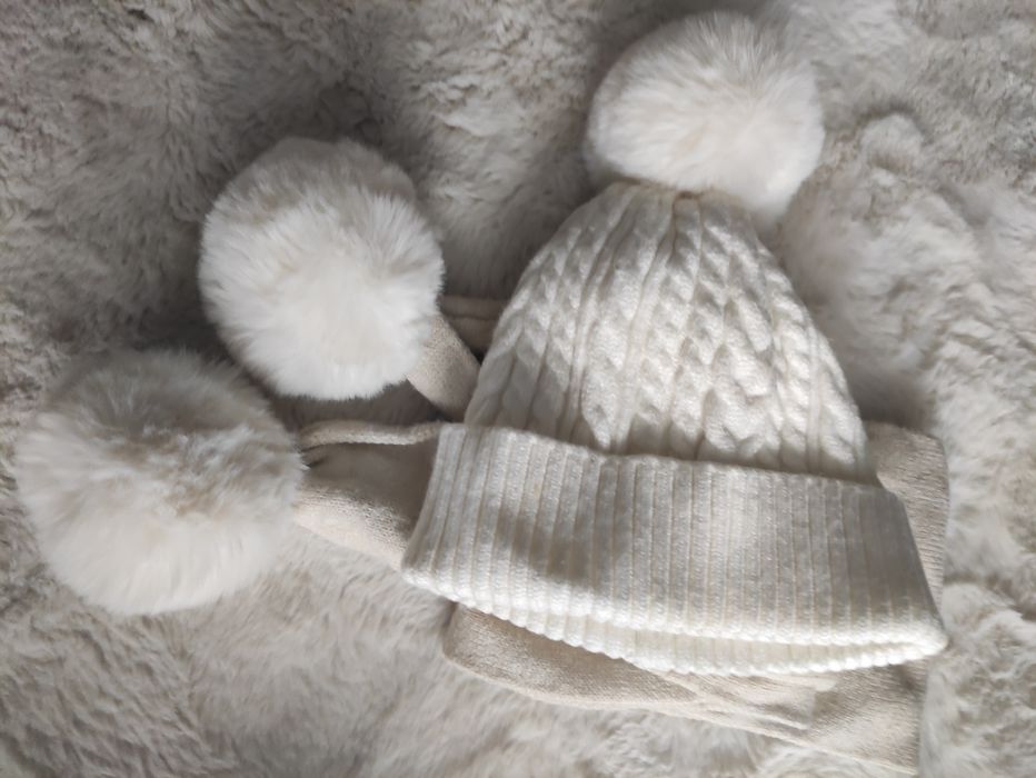 Komplet czapka i szalik dla dziewczynek w wieku 4+ lat. Stan dobry.