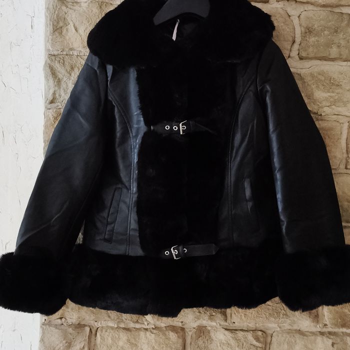 Modna damska kurtka z eko skóry.