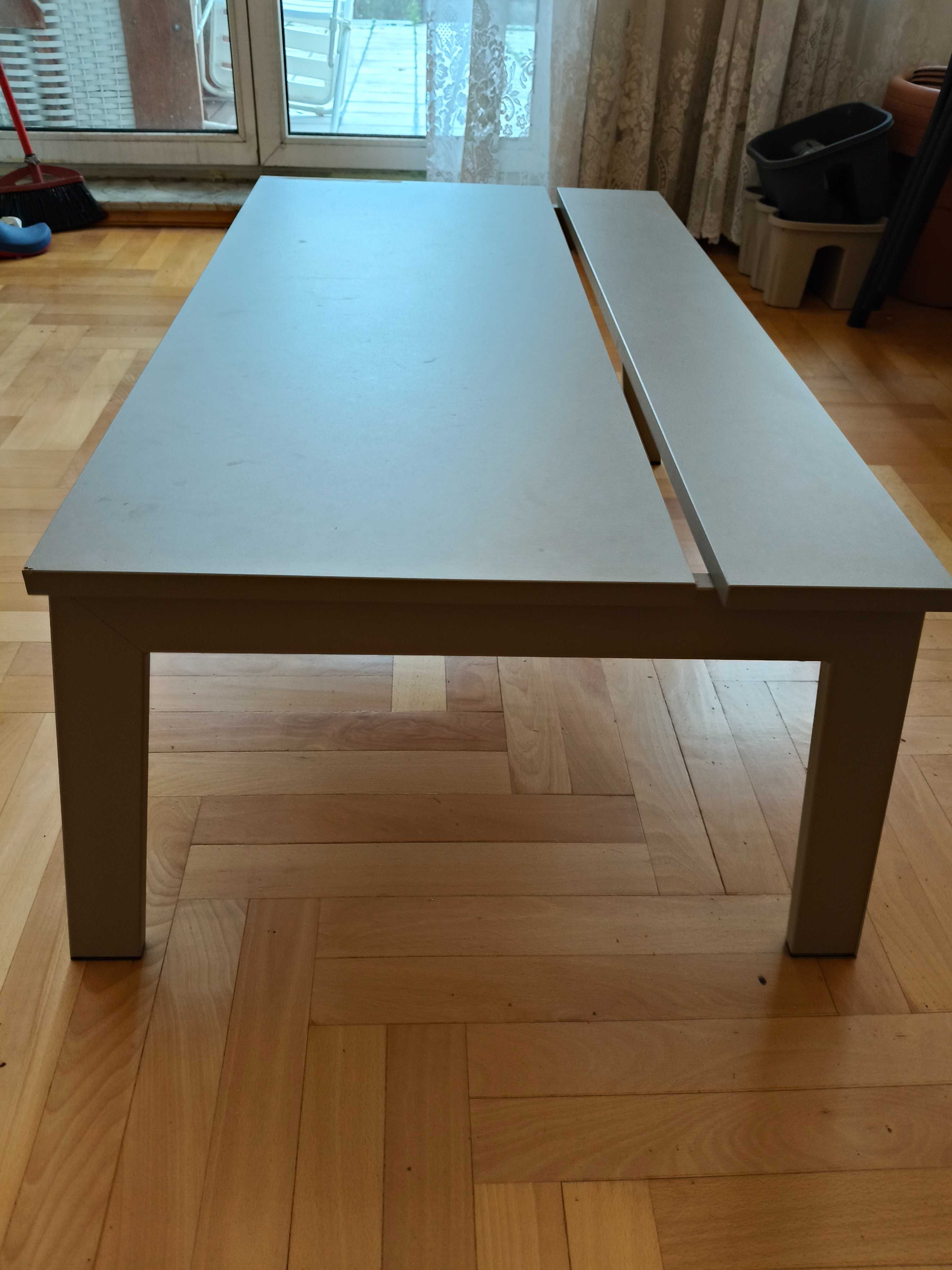 Stolik Ikea z podnoszonym blatem.