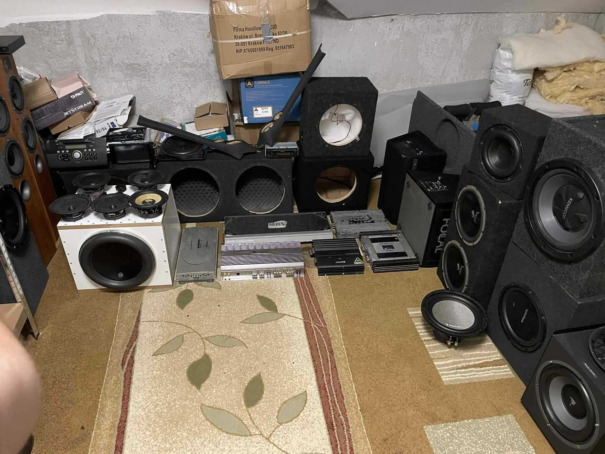 komplet, zestaw sprzętów Car-Audio, skrzynia basowe, wzmacniacze itp