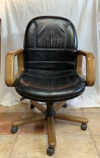 czarny skórzany fotel biurowy-gabinetowy z elementami drewnianymi