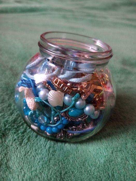 Sloik sztucznej biżuterii