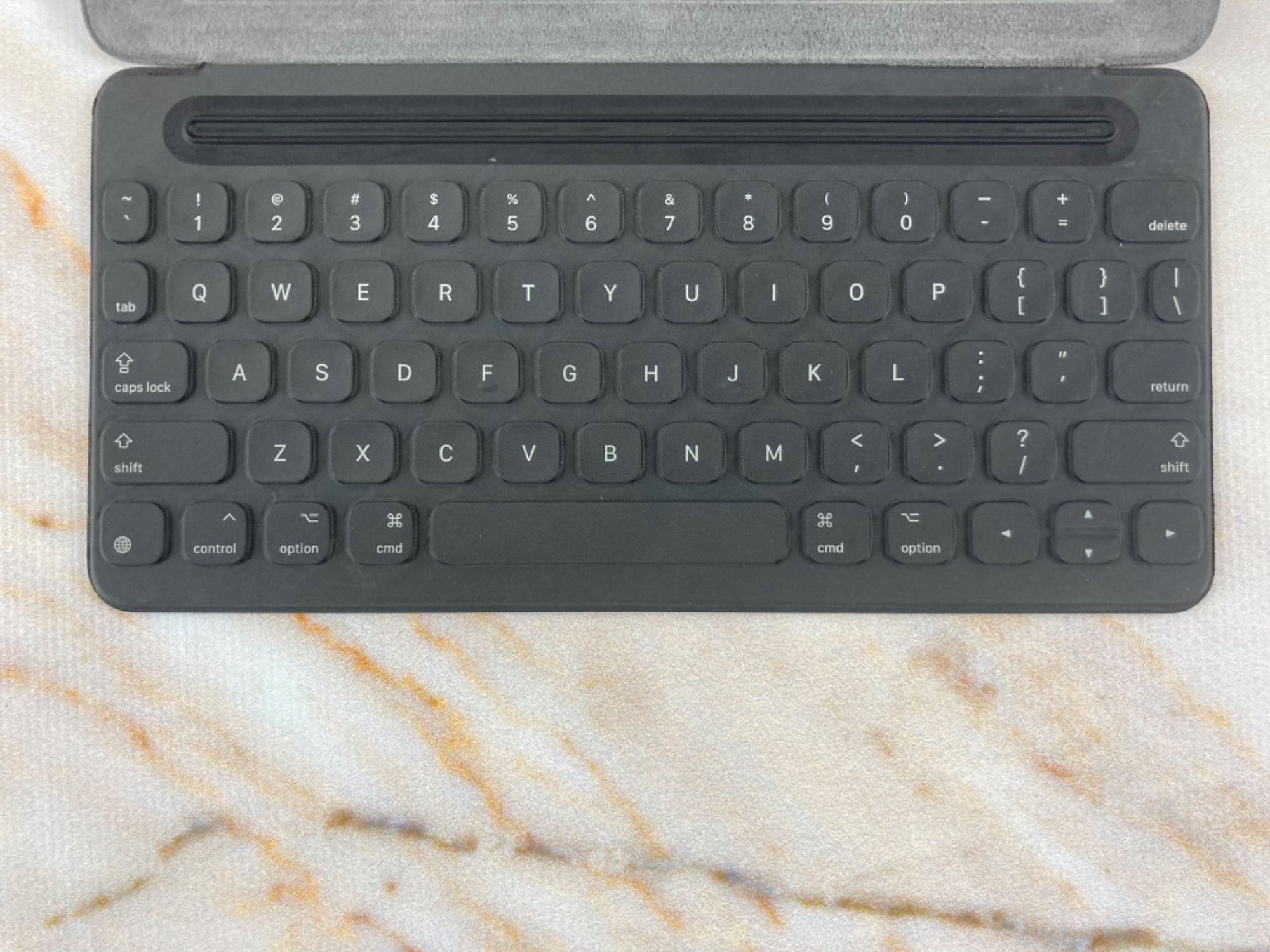 Apple Smart Keyboard Folio на iPad Pro 9.7, клавиатура