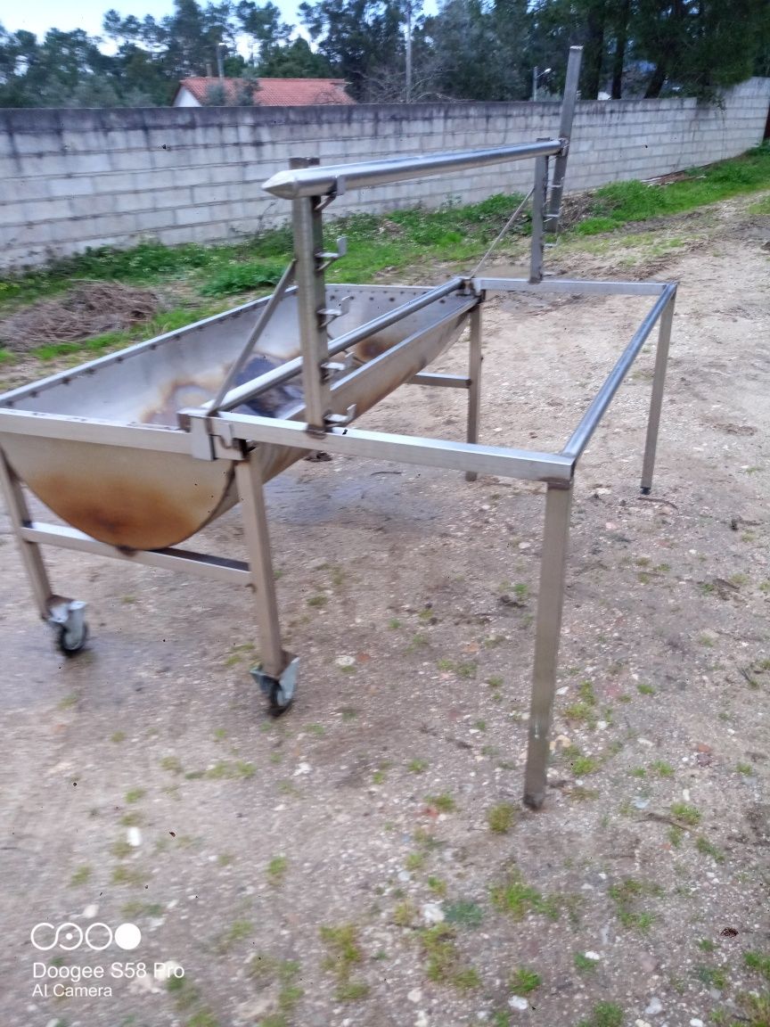 Assador porco no espeto