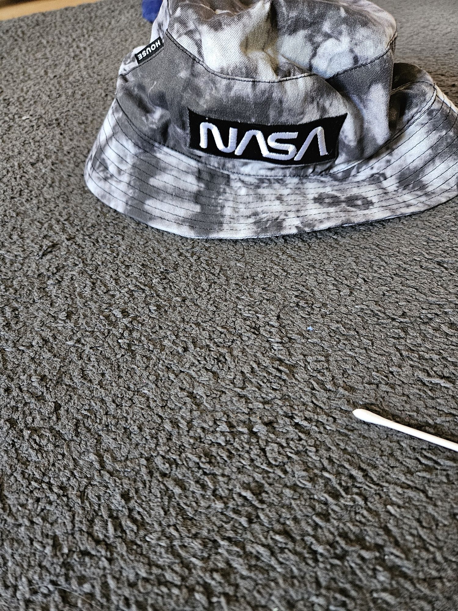 Kapelusz i czapka nasa