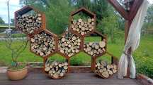 Stojak na drewno corten plastry miodu