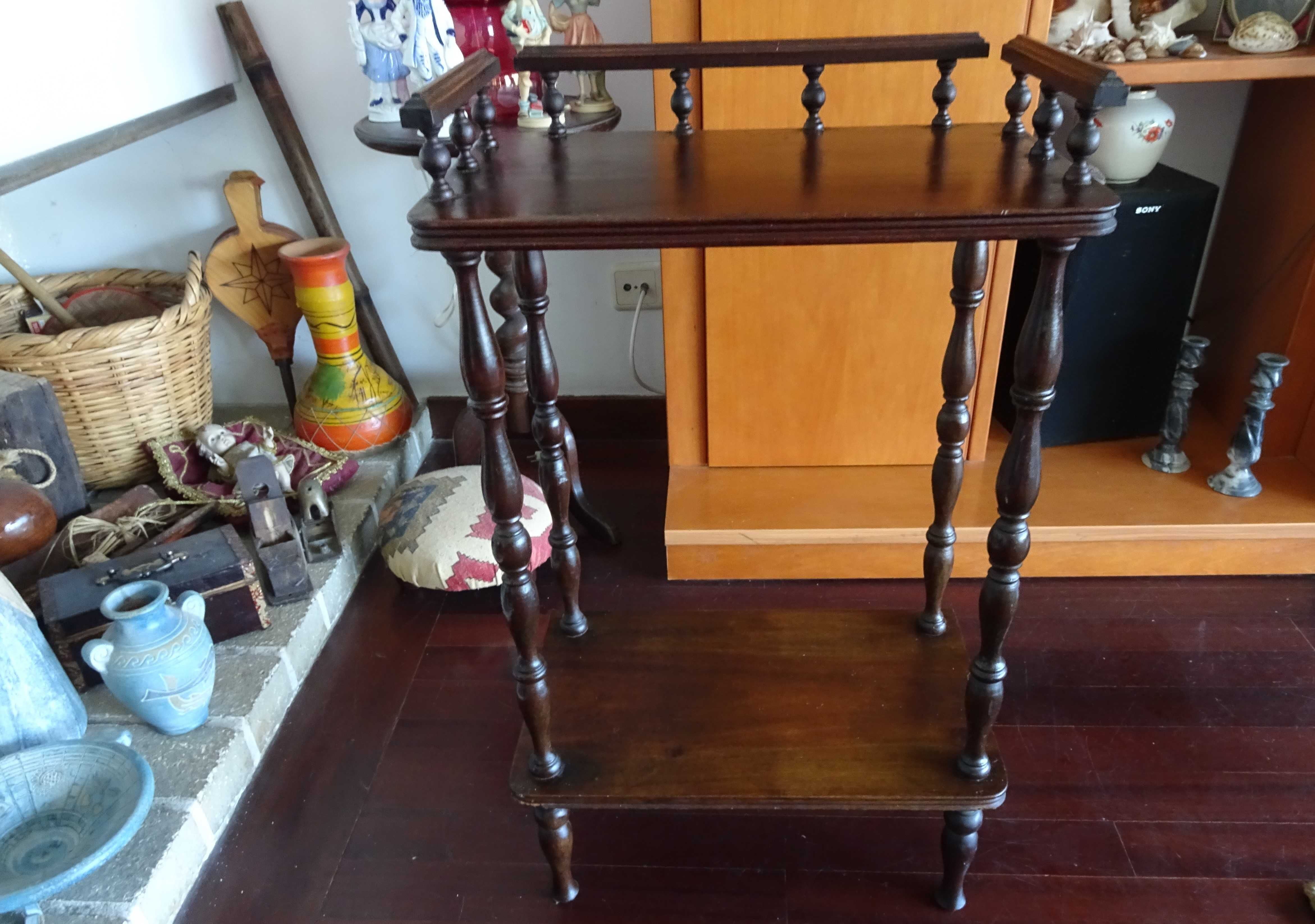 Mesinha de Apoio Para Sala ou Hall (Com mais de 50 Anos)