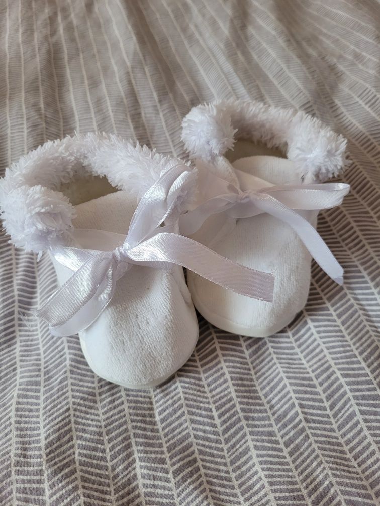 Czapka i buty na chrzest