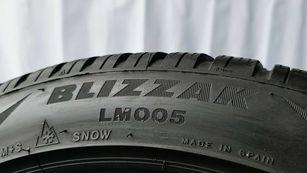 2X 235/45R18 98V Bridgestone blizzak LM005 77K