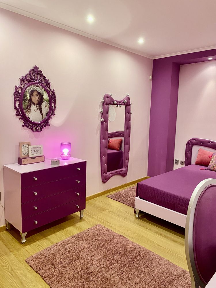 Quarto de menina com decoração e acessórios incluídos