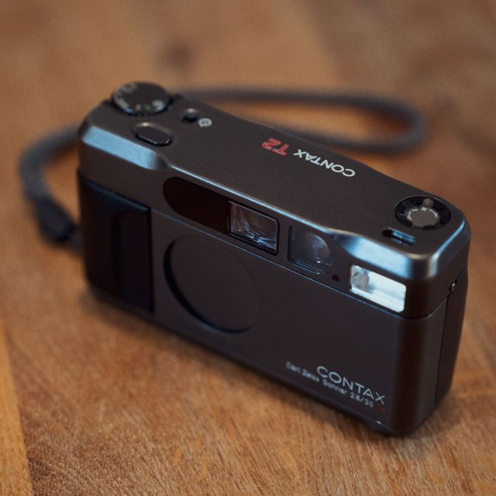 Contax T2 – kompaktowy aparat analogowy 35 mm.