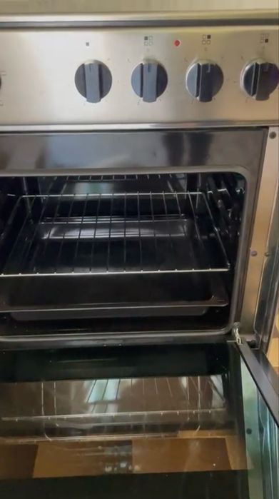 Conjunto de placa vitrocerâmica e forno