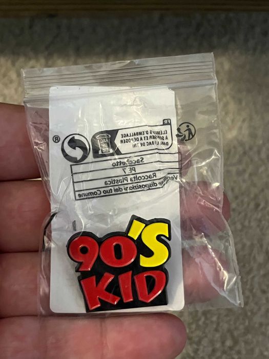 Pin Estilo "90's Kid" - Novo, Selado