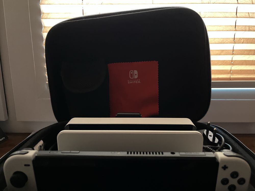 Nintendo Switch OLED + 6 gier + pokrowiec | Pokémon, Mario, FIFA