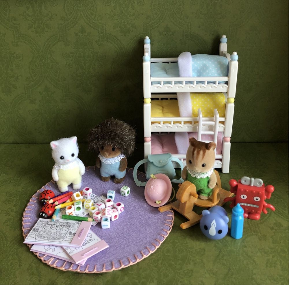 Sylvanian Families Epoch 4448 łóżeczko piętrowe kotek jeż wiewiórka