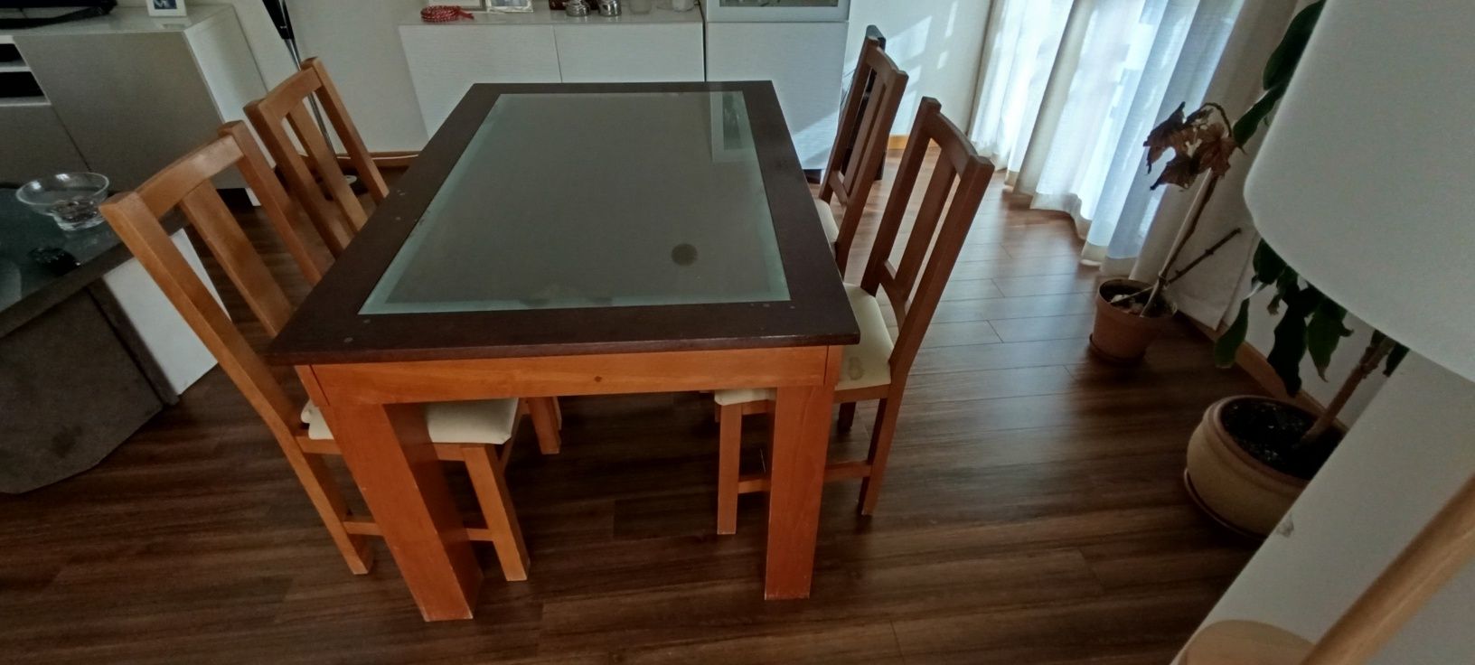 Mesa de jantar extensível com cadeiras