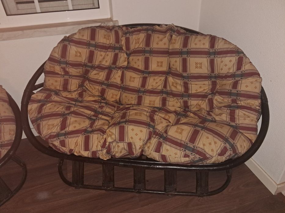 2 cadeirões com almofadas