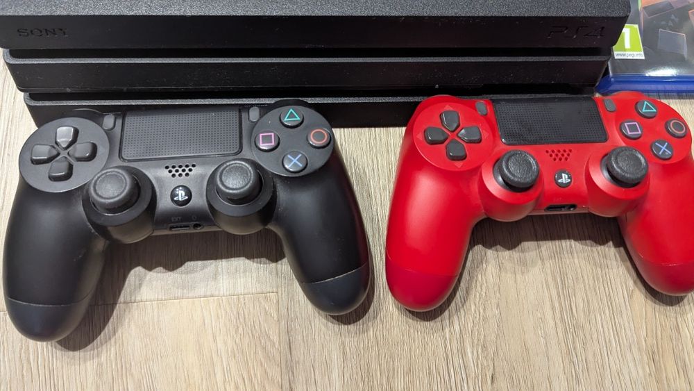 PS4 pro +2 pady + gry