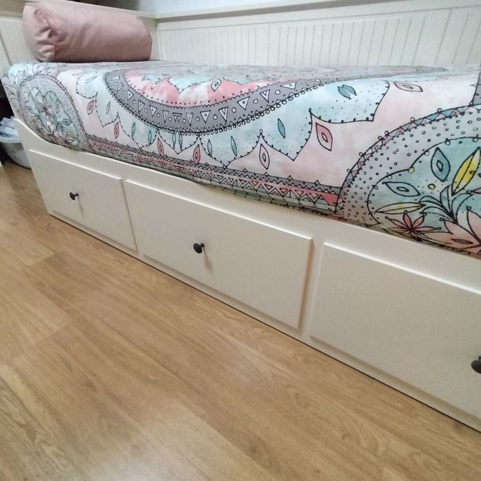 Cama Hemnes IKEA individual com 2 colchões mas pode abrir para o dobro