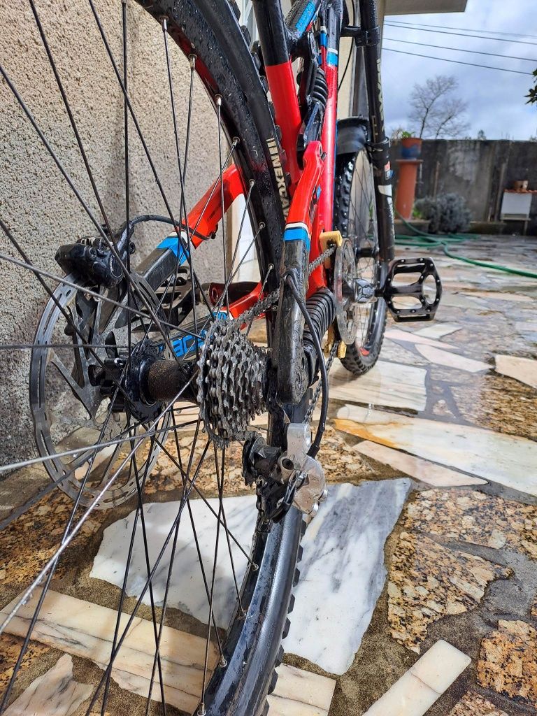 Bicicleta de downill Saracen
