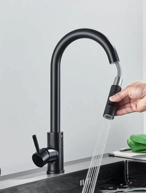 Torneira de cozinha nova em preto fosco