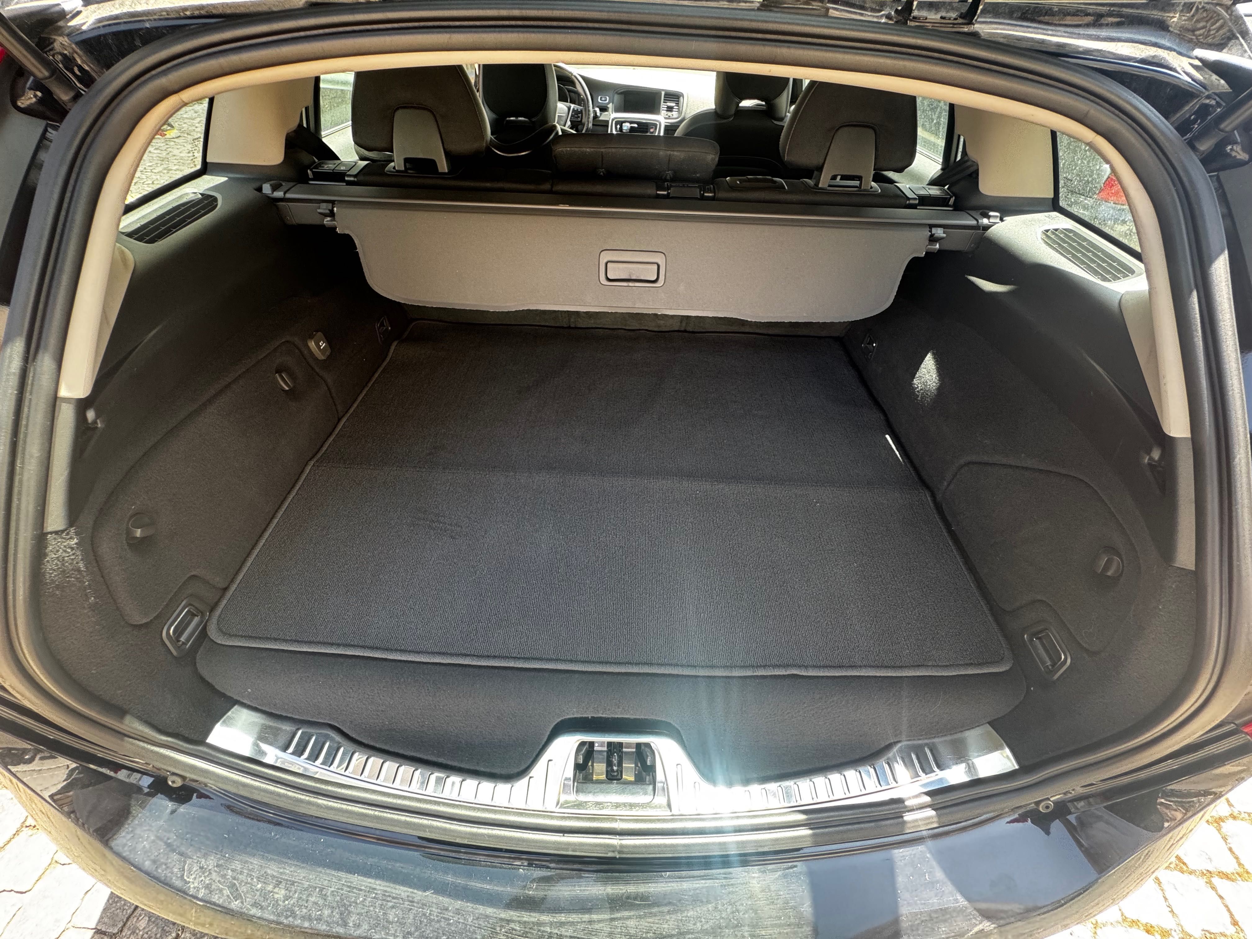 Volvo - V60 2.4 D6 Momentum AWD Phev