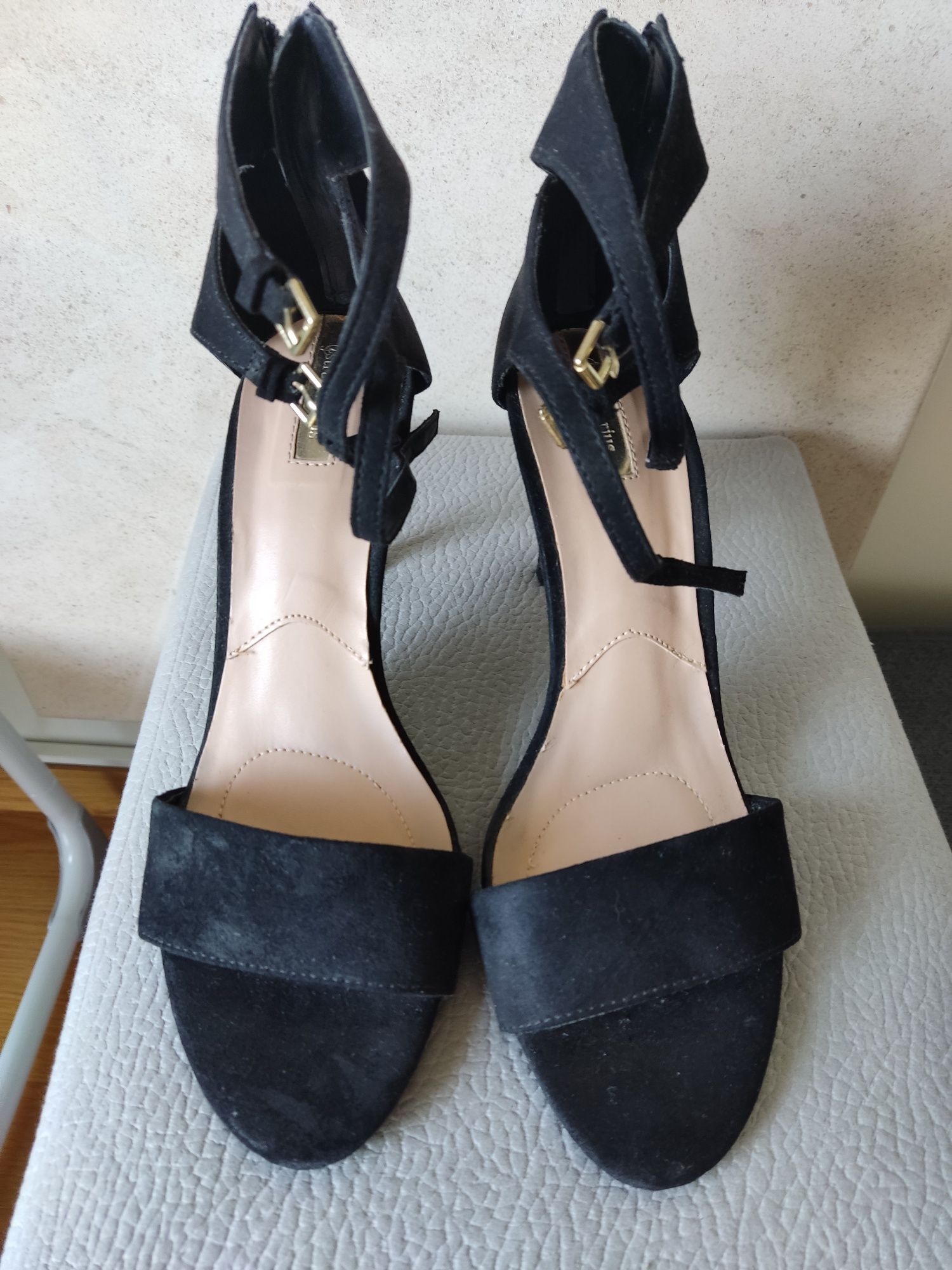 Sapatos pretos fivela e fecho
