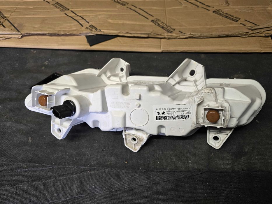 lampa przód DRL Peugeot 208 II