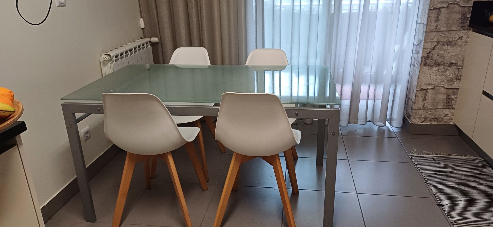 Mesa em vidro e alumínio.