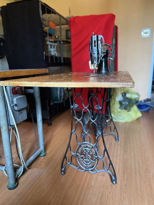 Maszyna do szycia PFAFF na stole SINGER / stół, nogi
