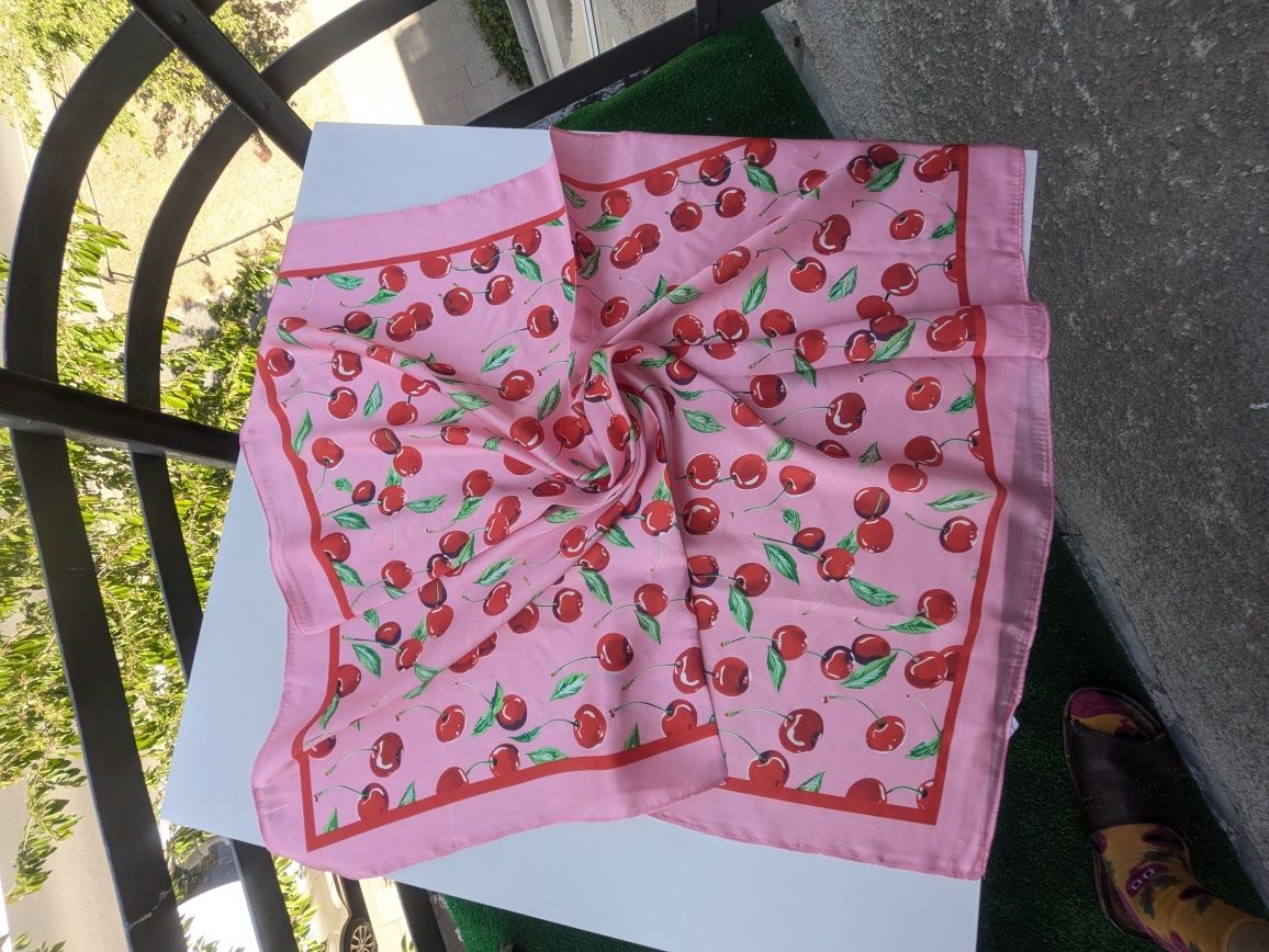 Różowa apaszka w wiśnie Cherry scarf