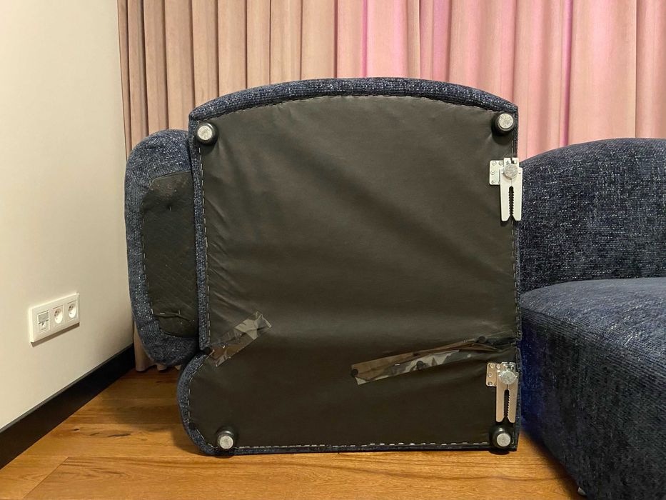 Granatowa sofa marki Micadoni