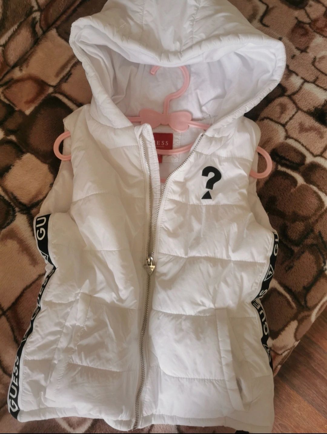 Stylowy biały bezrękawnik GUESS Premium 110